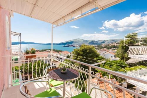 Villa Stil - Studio Apartment with Balcony and Sea View 103 Hotel in Okrug Gornji