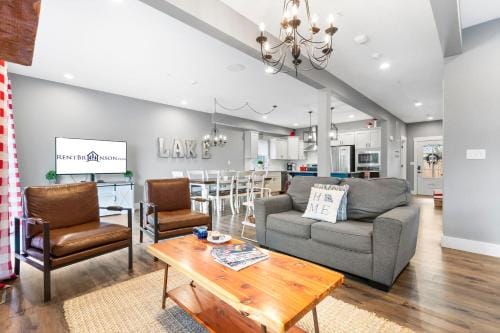 Double-Sided Fireplace, Lake Views, Daily Tickets to Local Attractions, Air Hockey! Lodge in Branson