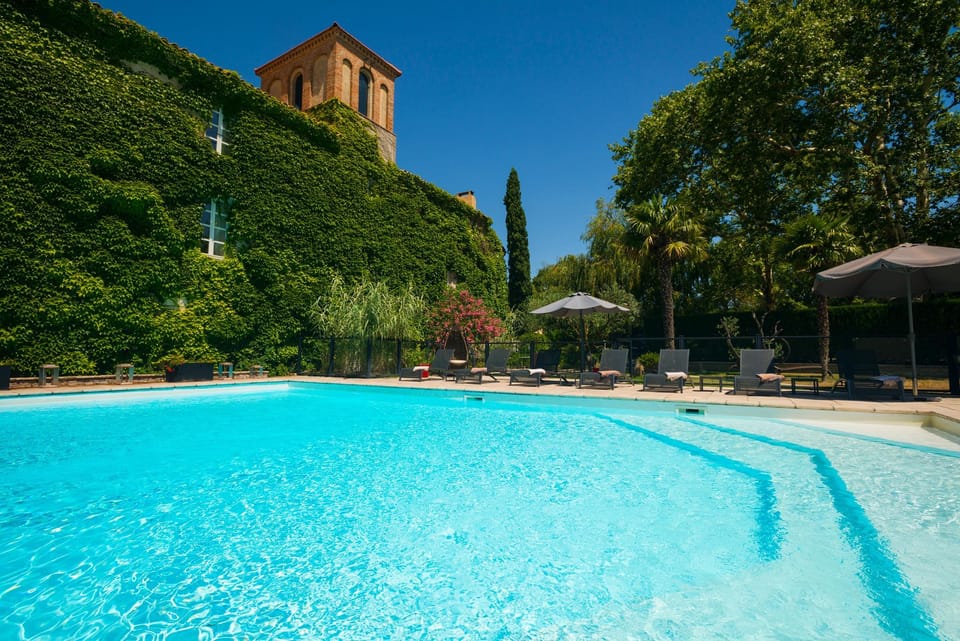 Swimming pool [outdoor]