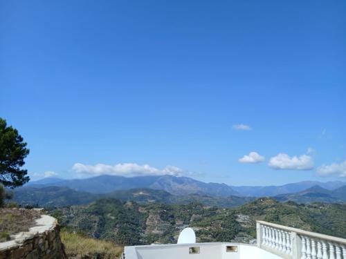 Villa dei sogni, with private pool ,roof terrace and spectacular views of Monaco ans liguria mountai Hotel in Liguria