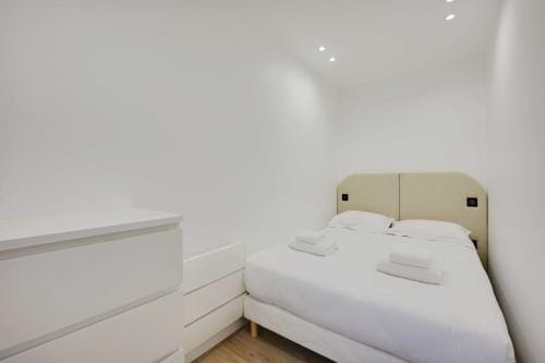 Modern apartment with terrace Hotel in Aubervilliers