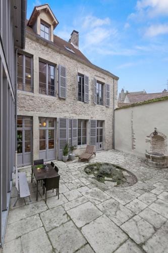 The Purple Courtyard Hotel in Beaune