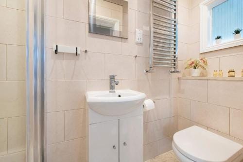 So Glamourous Pad -  Fitzrovia - by Frankie Says Hotel in London Borough of Islington