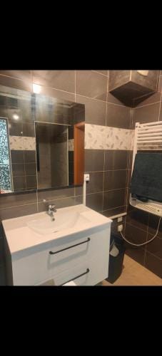 Auberge du manala chambre 4 personnes 24-24 Hostel in Saint-Louis