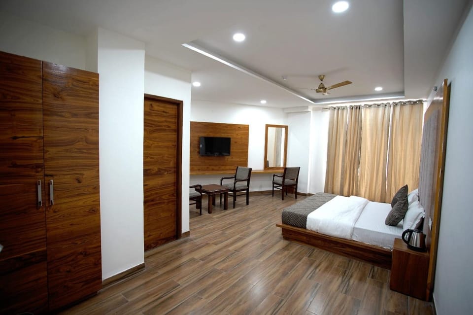 Goroomgo Sunroof Hotel & Banquet Zirakpur Hotel in Punjab, India