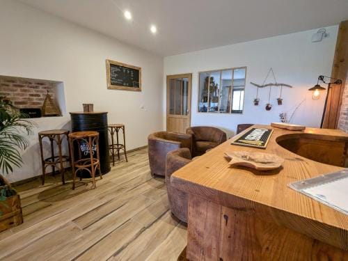 Chambre cosy avec salle d'eau, acces piscine chauffee et Wi-Fi illimite - FR-1-591-620 Hotel in Centre-Val de Loire