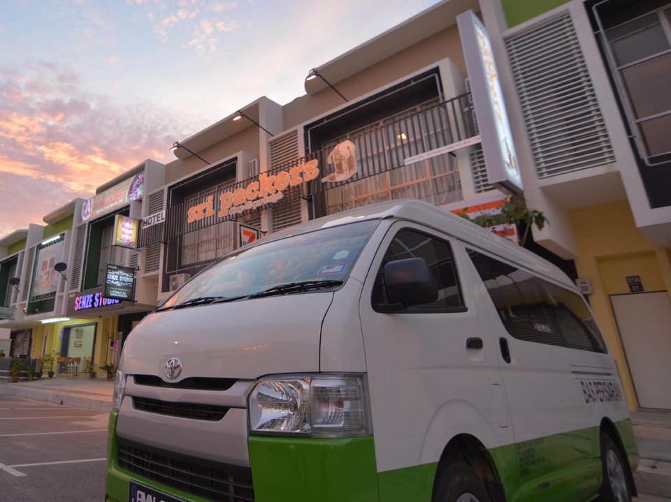 Sri Packers Hotel - KLIA Hostel in Negeri Sembilan, Malaysia