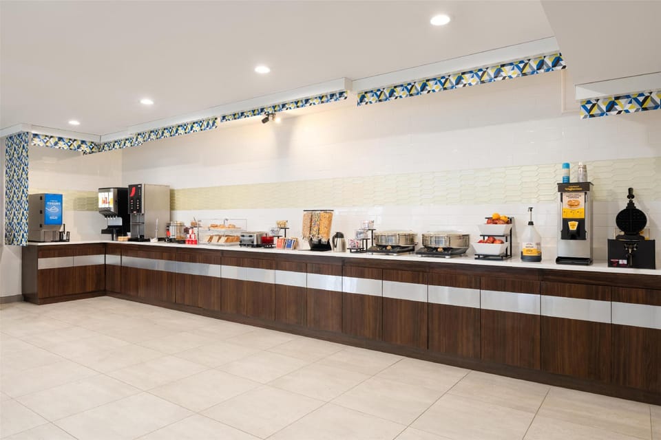 GLō Best Western Bronx NYC Hotel in Bronx