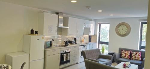 MPL Ensuites with kitchenettes Suites - Leeds City - Netflix & WIFI- First Direct & 02 Arena- LGI Ho Hotel in Leeds