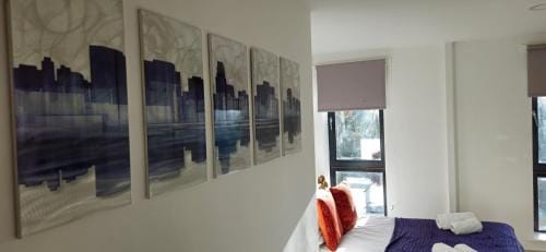 MPL Ensuites with kitchenettes Suites - Leeds City - Netflix & WIFI- First Direct & 02 Arena- LGI Ho Hotel in Leeds