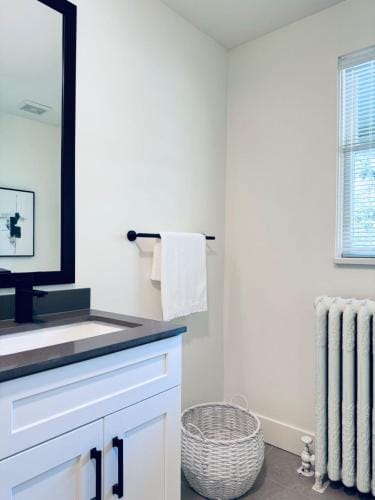 Deluxe Master Queen Bedroom with Bathroom in Vancouver West Hotel in Vancouver