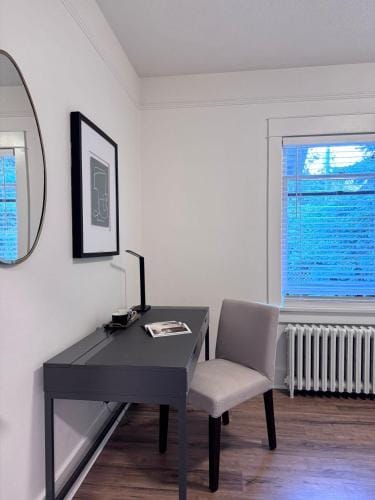 Deluxe Master Queen Bedroom with Bathroom in Vancouver West Hotel in Vancouver