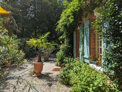 Chaleureuse chambre double avec acces jardin, WiFi et animaux admis - FR-1-590-490 Hotel in Centre-Val de Loire