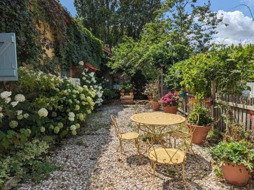 Chaleureuse chambre double avec acces jardin, WiFi et animaux admis - FR-1-590-490 Hotel in Centre-Val de Loire