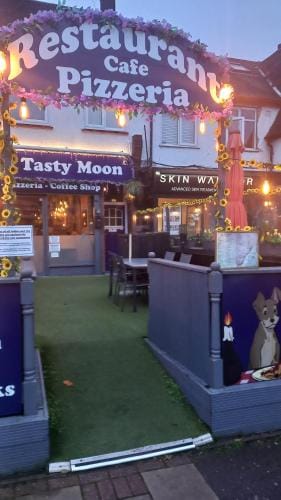 The Tasty Moon Rent Room Hotel in Beckenham