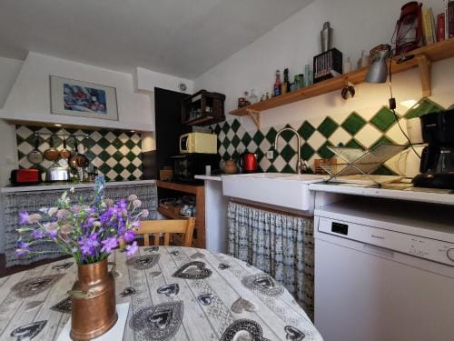 Maison d'hotes paisible avec petit-dejeuner pres de la foret - FR-1-582-509 Hotel in Auvergne-Rhône-Alpes