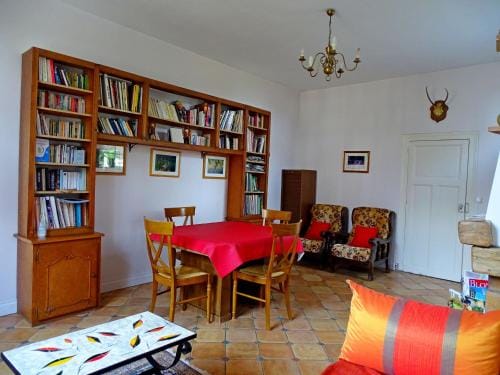 Chambre familiale avec Wi-Fi inclus, petit-dejeuner et espace convivial - FR-1-590-473 Hotel in Centre-Val de Loire