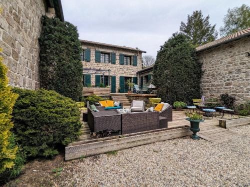 Sejournez en Ferme avec Piscine, Tennis, Chevaux et Parking Securise - FR-1-582-518 Hotel in Auvergne-Rhône-Alpes