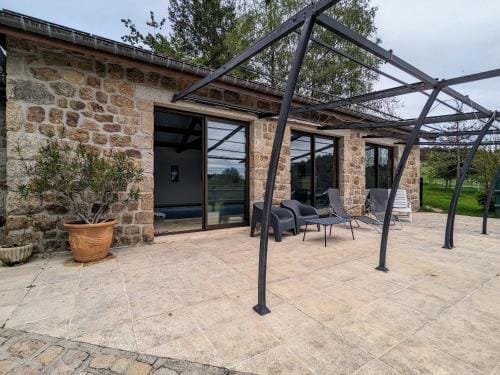 Sejournez en Ferme avec Piscine, Tennis, Chevaux et Parking Securise - FR-1-582-518 Hotel in Auvergne-Rhône-Alpes