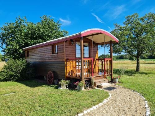 Roulotte Esmeralda: Sejour insolite au cœur de la nature, climatisee, parking prive, pret de velos - Hotel in Centre-Val de Loire