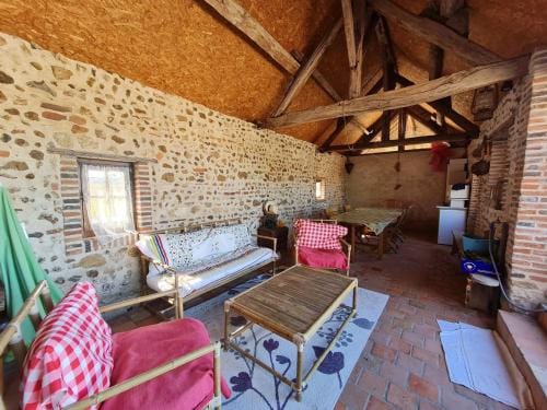 Chambre cosy a la ferme avec terrasse, parking et cuisine d'ete - FR-1-590-476 Hotel in Centre-Val de Loire