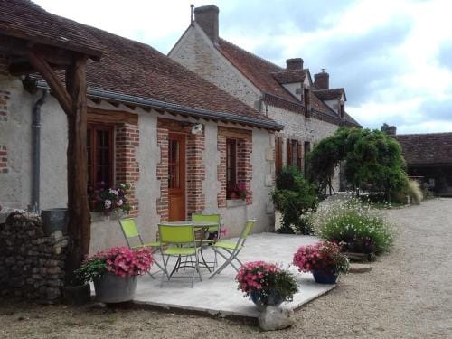 Chambre cosy a la ferme avec terrasse, parking et cuisine d'ete - FR-1-590-476 Hotel in Centre-Val de Loire