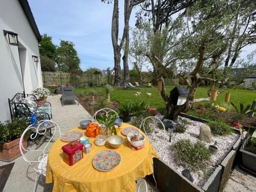 Ty Glazu Doelan espace 60m2, Port& criques a pied, 2 chambres privees au 1er etage, SDB, WC separe Hotel in Clohars-Carnoët