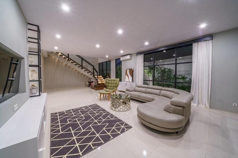 Villa Okenada: Modern 5-bedroom pool villa in Berawa Hotel in North Kuta