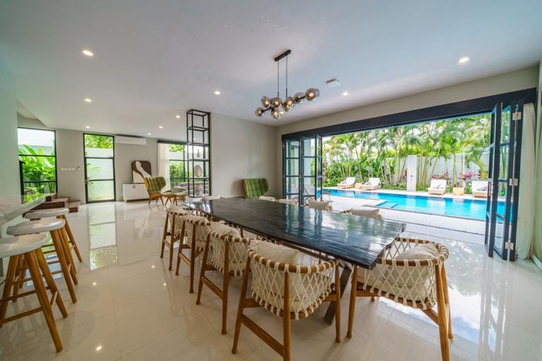Villa Okenada: Modern 5-bedroom pool villa in Berawa Hotel in North Kuta