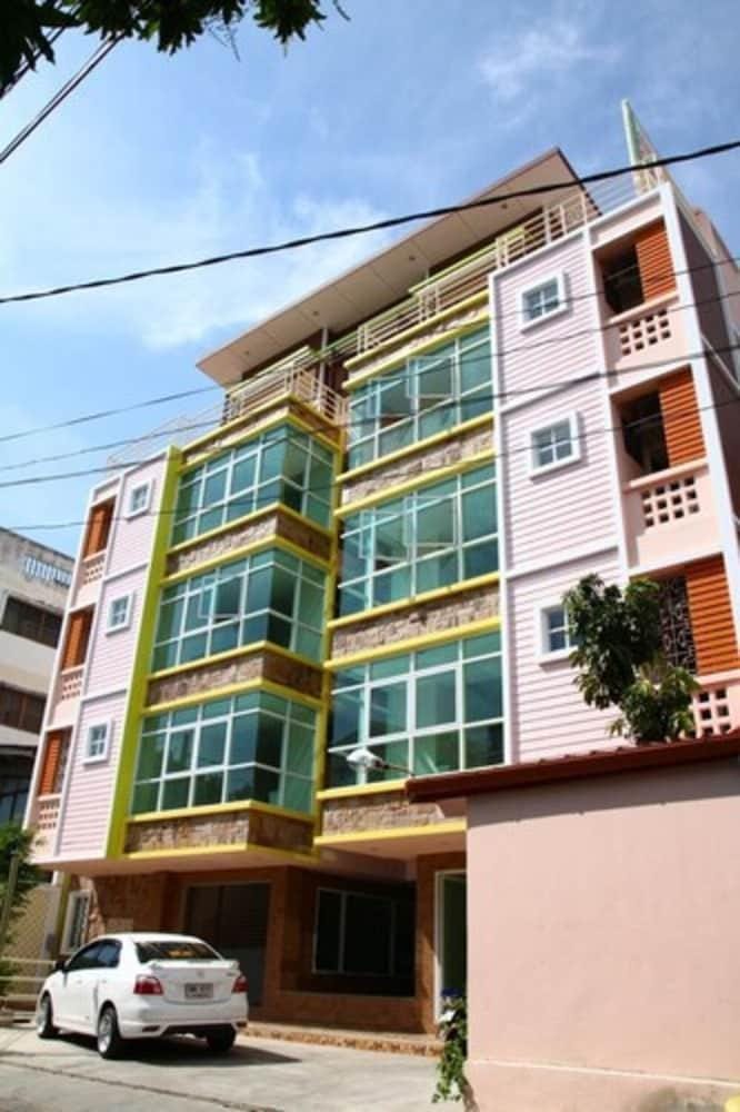 Ladda​ Place​ Motel in Bangkok
