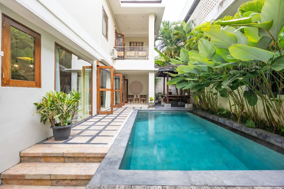 Swimming pool [outdoor]