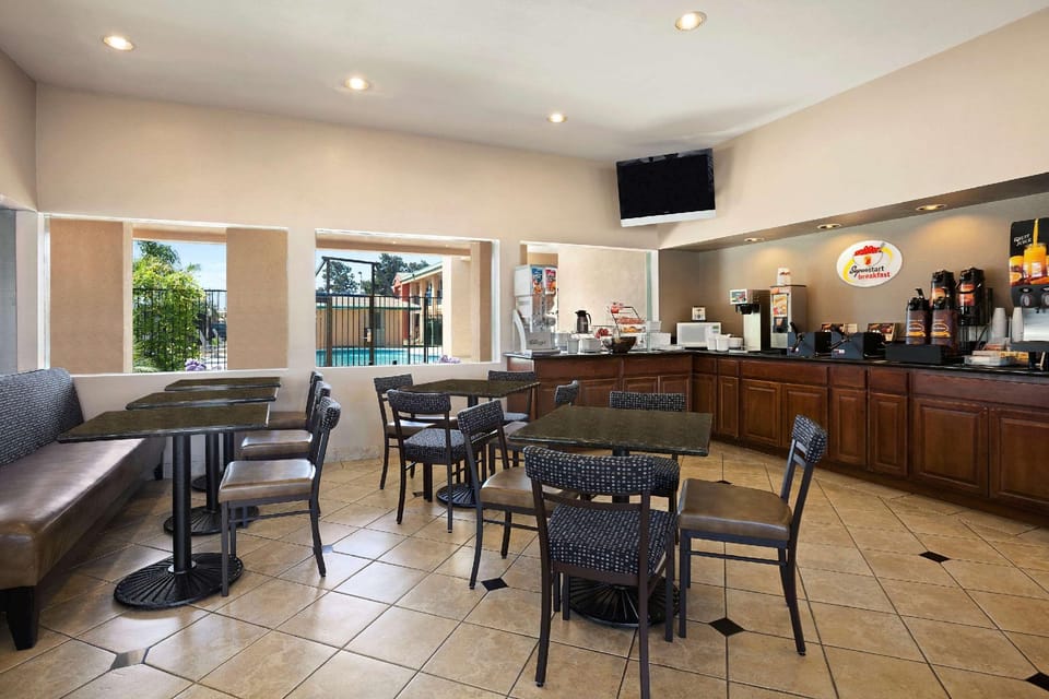 Super 8 By Wyndham Salinas Hotel in Salinas