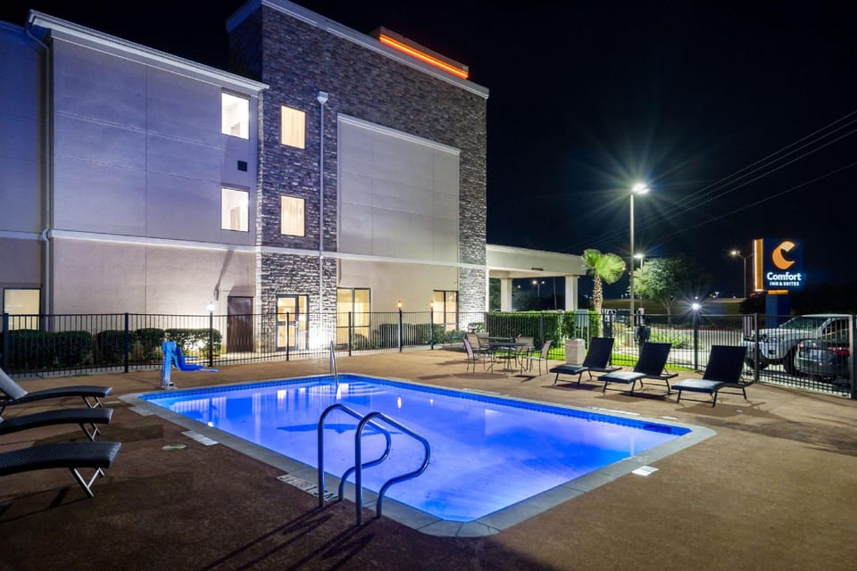 Comfort Inn & Suites Victoria North Hotel in Victoria