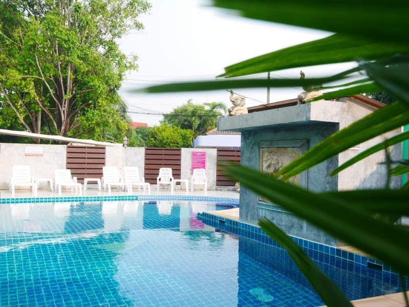 Swimming pool [outdoor]