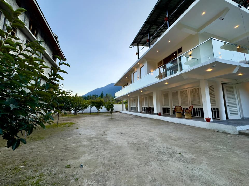 Baekar Stays Hostel in Manali