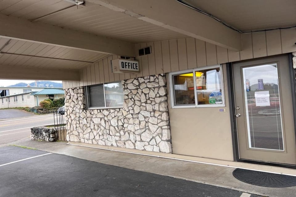 Anchor Bay Inn by Winchester Bay Hotel in Oregon
