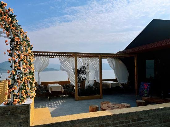Dongqian Lake Zhenyinxuan Homestay Hotel in Zhejiang