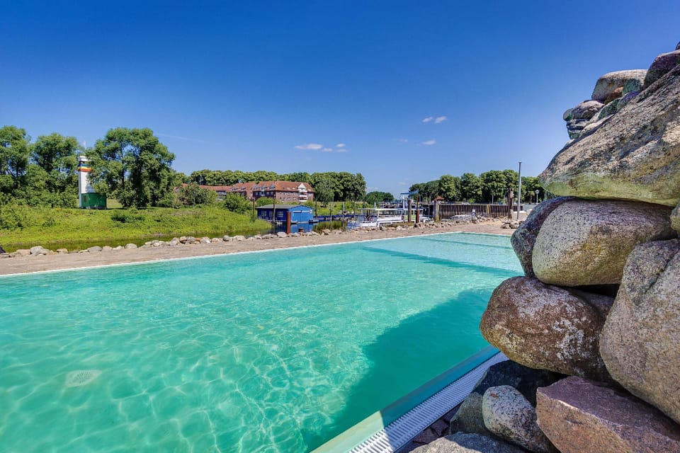 Swimming pool [outdoor]