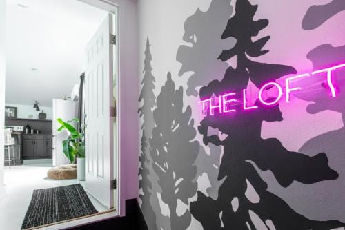 Private Pet-friendly Secret Garden Loft Oasis Hotel in Rogers