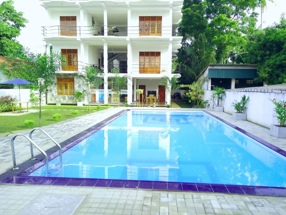 Swimming pool [outdoor]