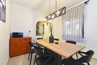 Stylish family retreat with shared pool Hotel in Fažana