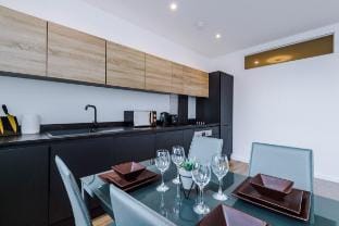 Bolton: Stunning 2-Bedroom Apartment Hotel in England
