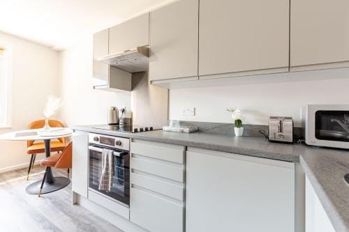 Large 2-Bedroom Apartment, Liverpool City Centre - Sleeps up to 10 Hotel in Liverpool