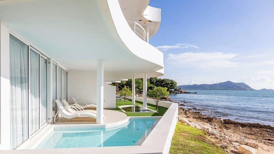 Ocean Beachfront Smart Unit Hotel in Pattaya City