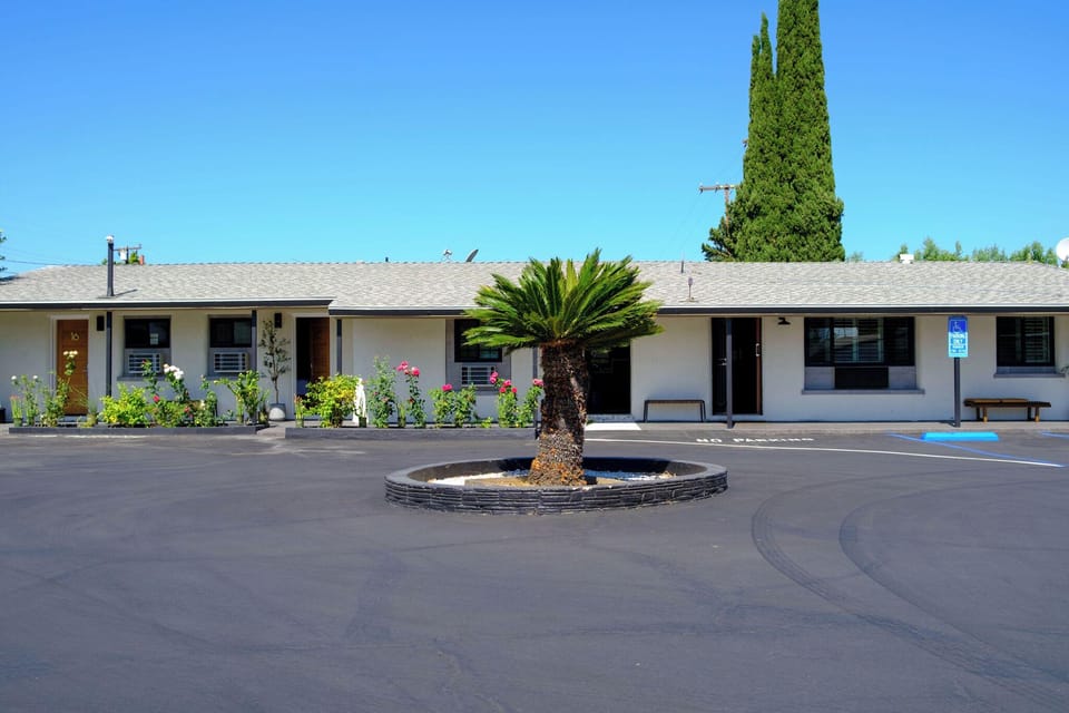 Adobe inn Hotel in Alhambra