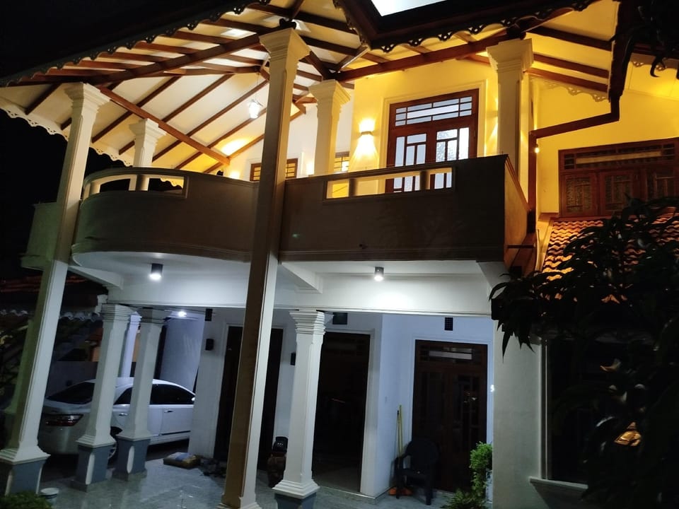 Cosy White Palace Hotel in Negombo