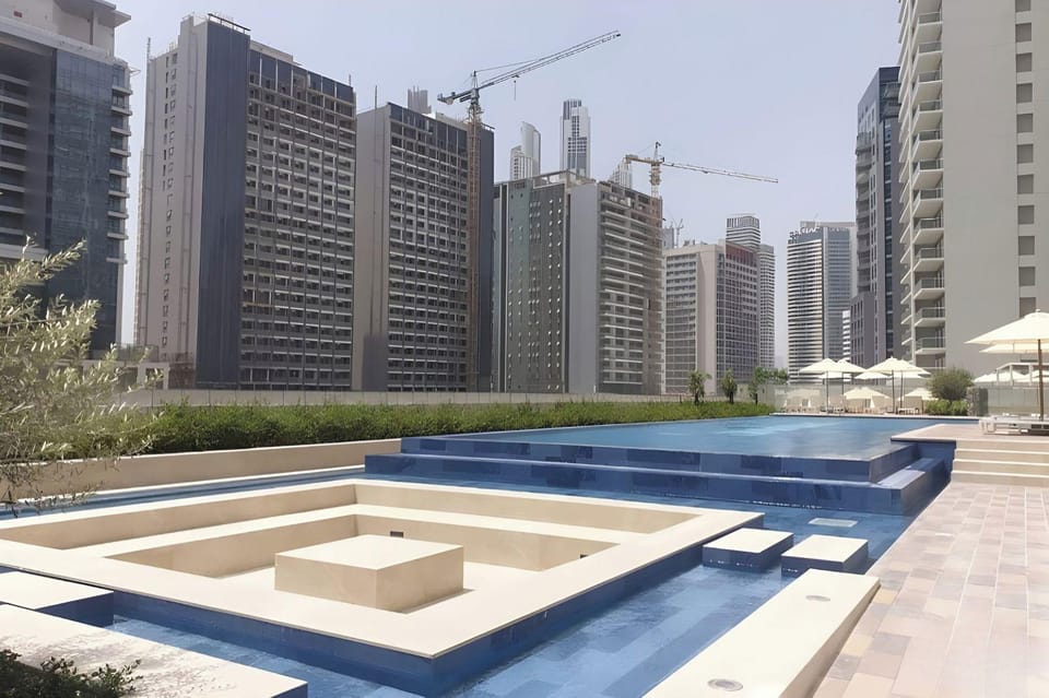 Burj Khalifa View - High Floor 1BR Apt Hotel in Dubai