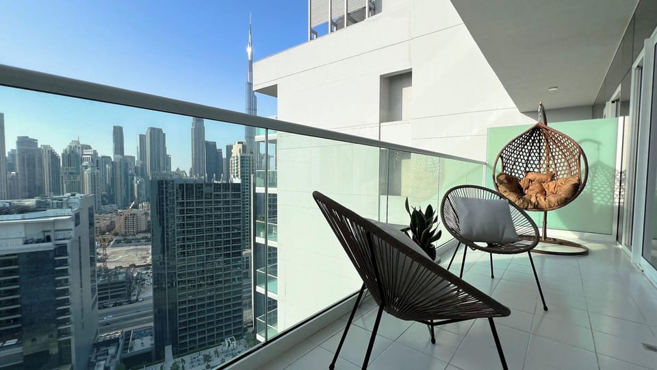 Burj Khalifa View - High Floor 1BR Apt Hotel in Dubai