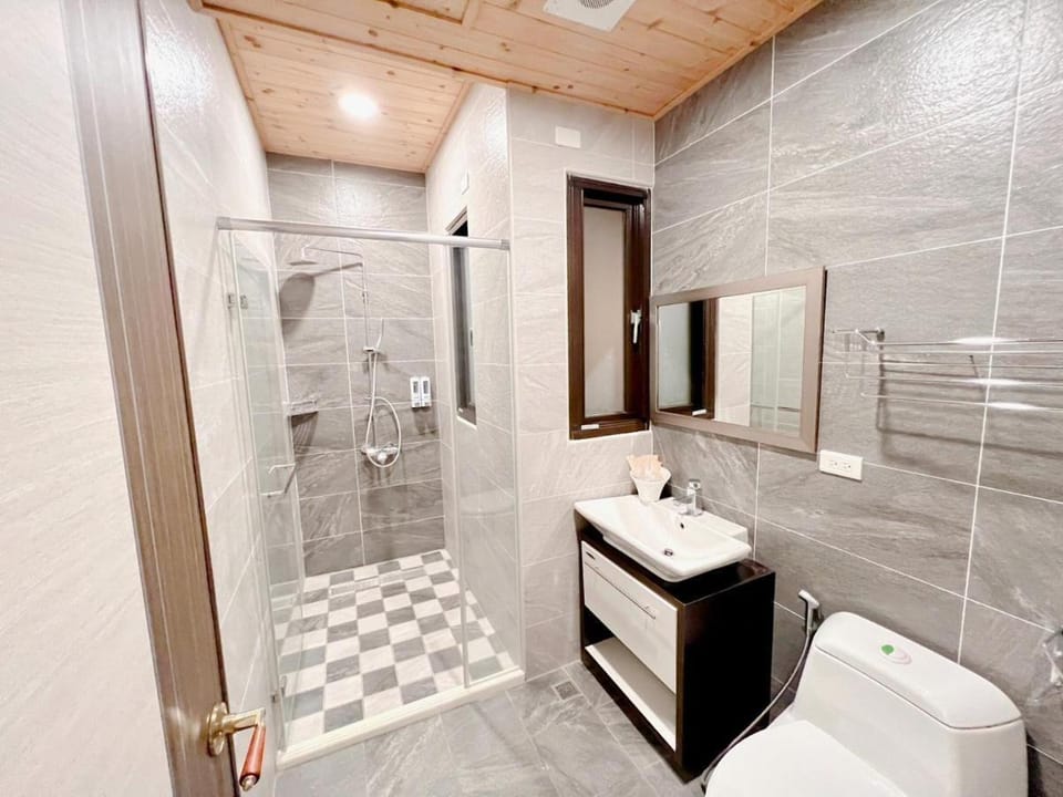 Kuan Pin Ju station elevator Hostel Hotel in Taiwan, Province of China