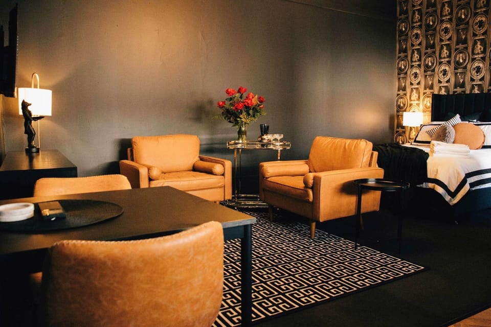 Rooms of Renown Hotel in Victoria